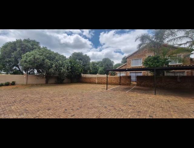 3 BEDROOM TOWNHOUSE FOR SALE IN HEUWELSIG ESTATE